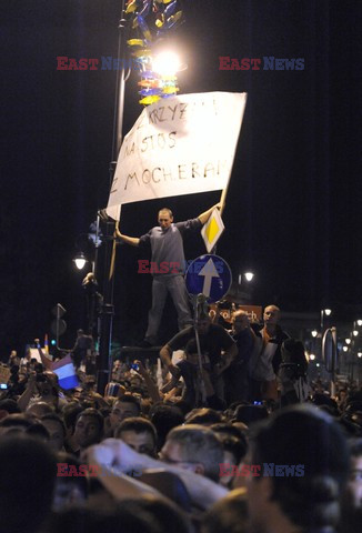 Nocna manifestacja przed krzyżem pod Pałacem Prezydenckim