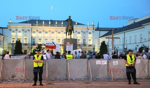 Nocna manifestacja przed krzyżem pod Pałacem Prezydenckim