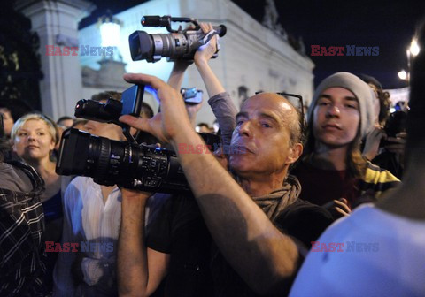 Nocna manifestacja przed krzyżem pod Pałacem Prezydenckim