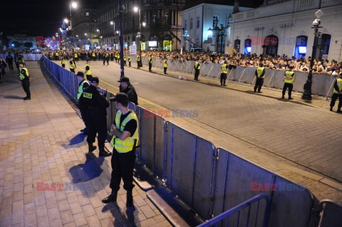 Nocna manifestacja przed krzyżem pod Pałacem Prezydenckim