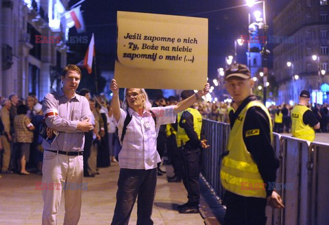 Nocna manifestacja przed krzyżem pod Pałacem Prezydenckim