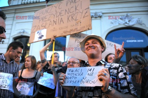 Nocna manifestacja przed krzyżem pod Pałacem Prezydenckim