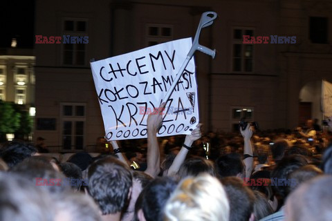 Nocna manifestacja przed krzyżem pod Pałacem Prezydenckim