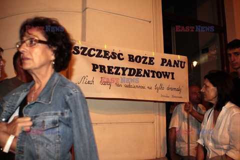 Nocna manifestacja przed krzyżem pod Pałacem Prezydenckim