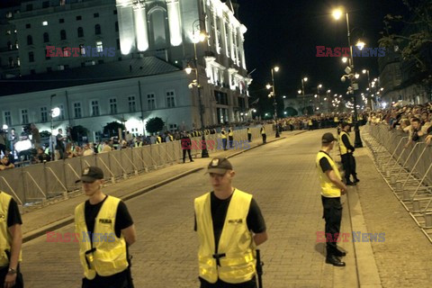 Nocna manifestacja przed krzyżem pod Pałacem Prezydenckim