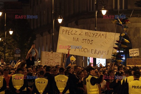 Nocna manifestacja przed krzyżem pod Pałacem Prezydenckim