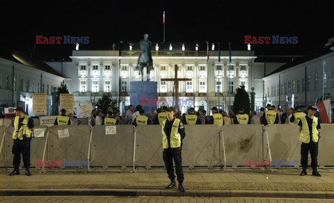 Nocna manifestacja przed krzyżem pod Pałacem Prezydenckim