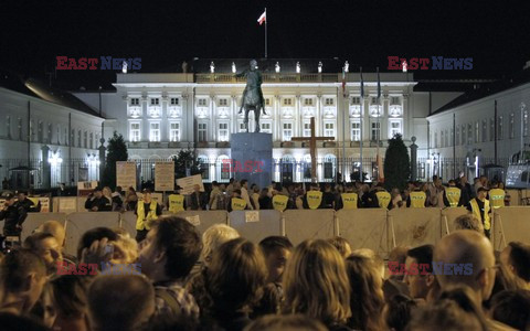 Nocna manifestacja przed krzyżem pod Pałacem Prezydenckim