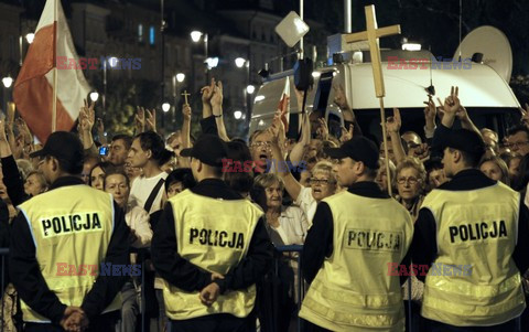 Nocna manifestacja przed krzyżem pod Pałacem Prezydenckim