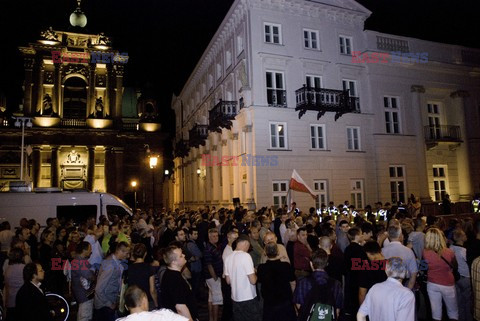 Nocna manifestacja przed krzyżem pod Pałacem Prezydenckim