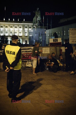 Nocna manifestacja przed krzyżem pod Pałacem Prezydenckim