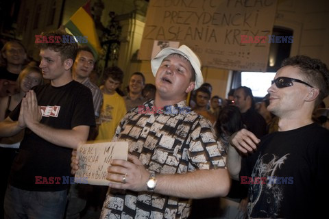 Nocna manifestacja przed krzyżem pod Pałacem Prezydenckim