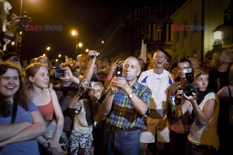 Nocna manifestacja przed krzyżem pod Pałacem Prezydenckim