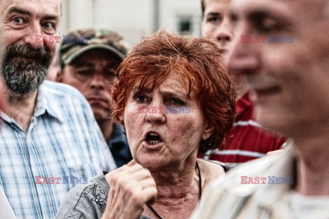 Nocna manifestacja przed krzyżem pod Pałacem Prezydenckim