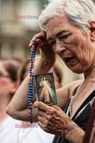 Nocna manifestacja przed krzyżem pod Pałacem Prezydenckim