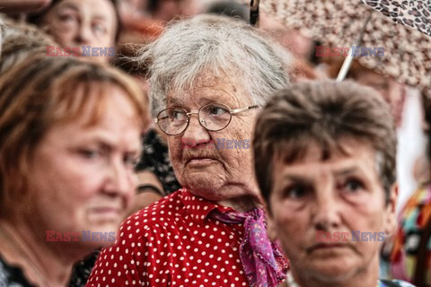 Nocna manifestacja przed krzyżem pod Pałacem Prezydenckim