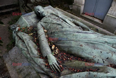 Cmentarz Pere Lachaise w Paryżu - Eyevine