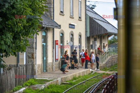 Żółty pociąg w Pirenejach