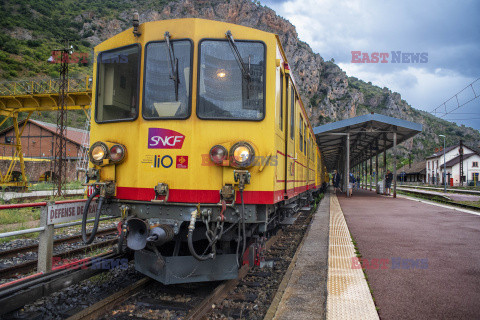 Żółty pociąg w Pirenejach