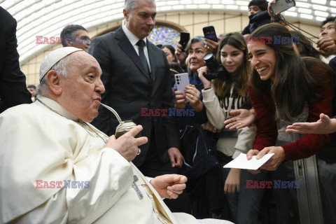 Papież Franciszek rozdaje dzieciom słodycze