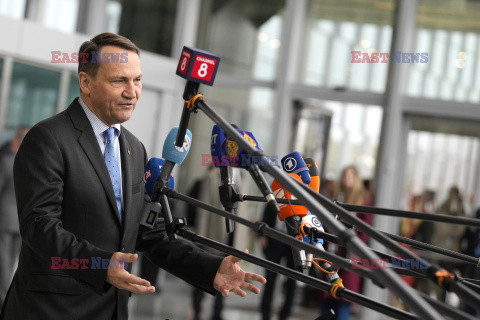 Radosław Sikorski na posiedzeniu NATO w Brukseli