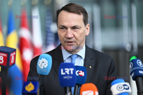 Radosław Sikorski na posiedzeniu NATO w Brukseli