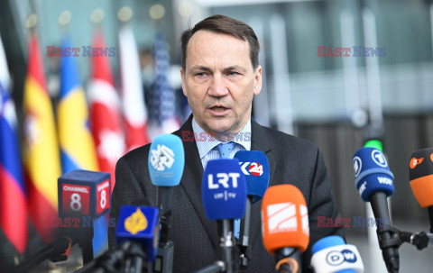 Radosław Sikorski na posiedzeniu NATO w Brukseli