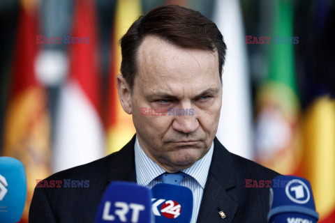 Radosław Sikorski na posiedzeniu NATO w Brukseli