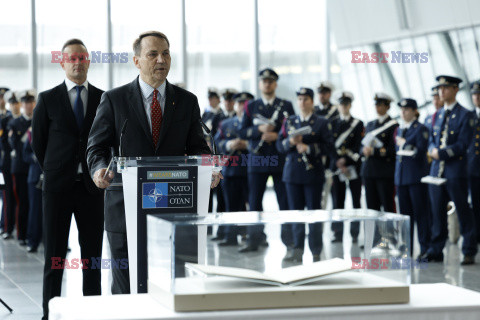 Radosław Sikorski na posiedzeniu NATO w Brukseli