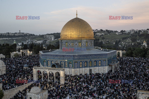 Palestyńczycy obchodzą koniec Ramadanu w meczecie Al-Aksa