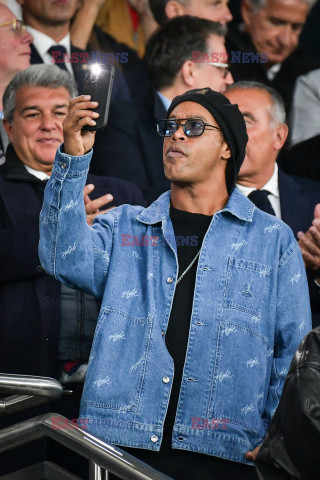 Ronaldinho na meczu PSG - Barcelona