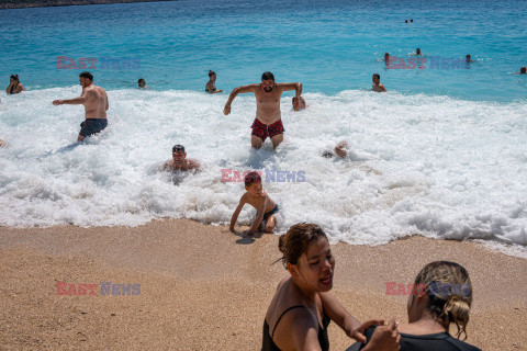 Tłumy turystów na plaży w Antalyi