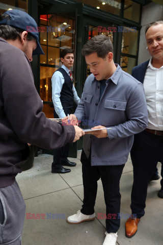 Adam DeVine rozdaje autografy