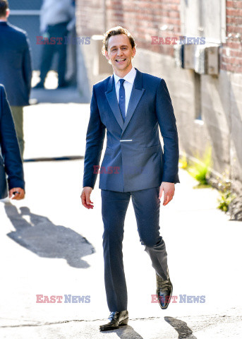 Elegancki Tom Hiddleston idzie do programu Kimmela