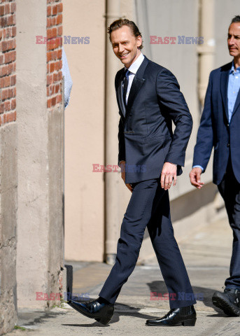 Elegancki Tom Hiddleston idzie do programu Kimmela