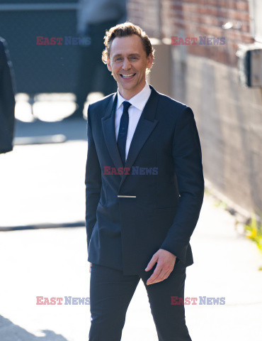 Elegancki Tom Hiddleston idzie do programu Kimmela