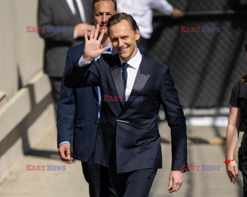 Elegancki Tom Hiddleston idzie do programu Kimmela