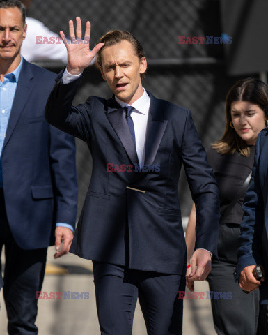 Elegancki Tom Hiddleston idzie do programu Kimmela