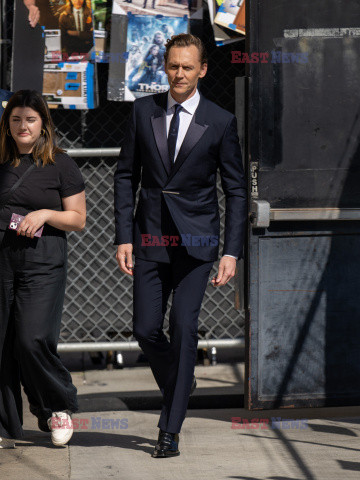 Elegancki Tom Hiddleston idzie do programu Kimmela