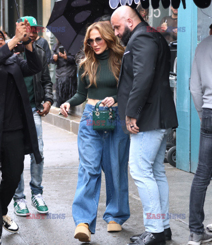 Jennifer Lopez w zielonym golfie