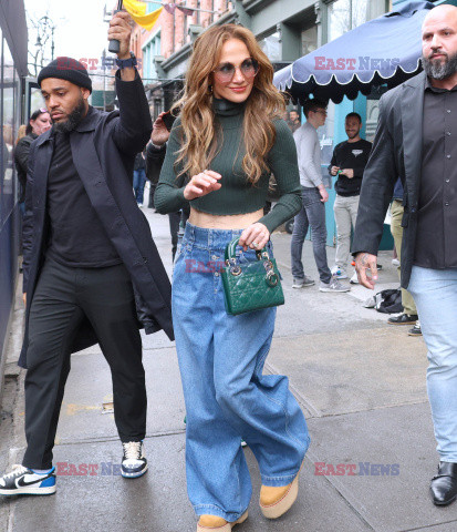 Jennifer Lopez w zielonym golfie