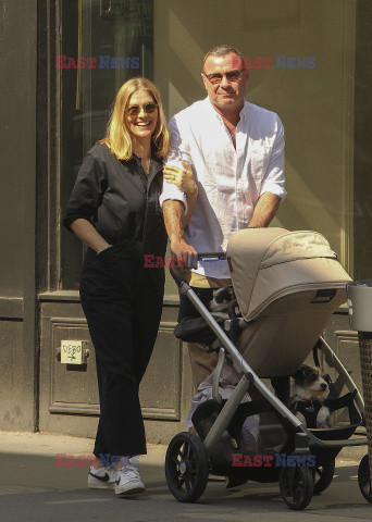 Liev Schreiber na spacerze z żoną i córką