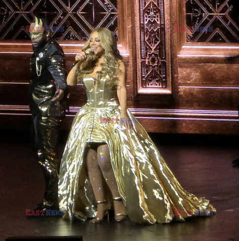 Mariah Carey występuje w bajkowej sukience