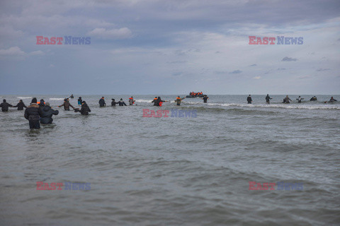 Migranci na plaży Gravelines - AFP