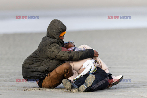 Migranci na plaży Gravelines - AFP