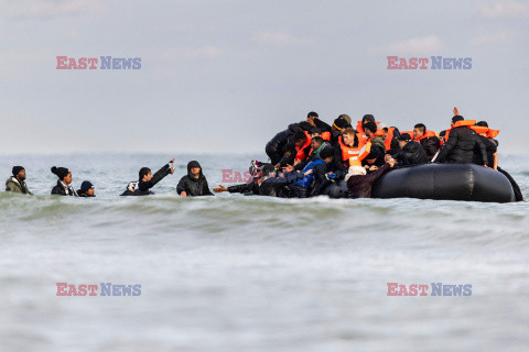 Migranci na plaży Gravelines - AFP