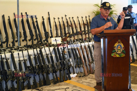 Policja Hondurasu prezentuje skonfiskowaną broń