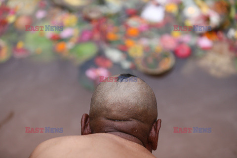 Kąpiel w świętym stawie z okazji Dnia Matki w Katmandu