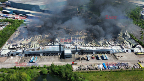 Ogromny pożar w okręgu przemysłowym w Cannock w Wielkiej Brytanii