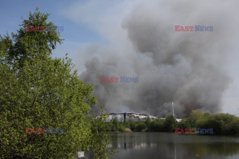 Ogromny pożar w okręgu przemysłowym w Cannock w Wielkiej Brytanii